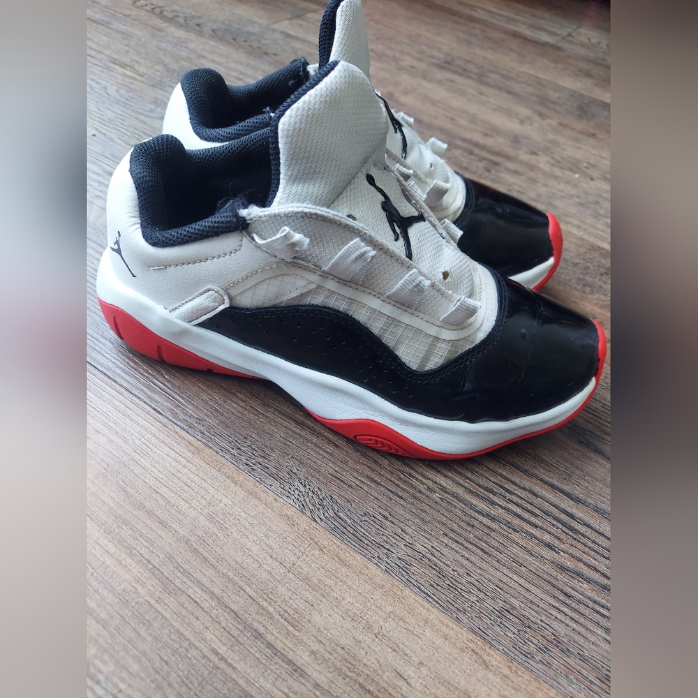 Air Jordan 11 Retro Low  Grade School Size 3.5